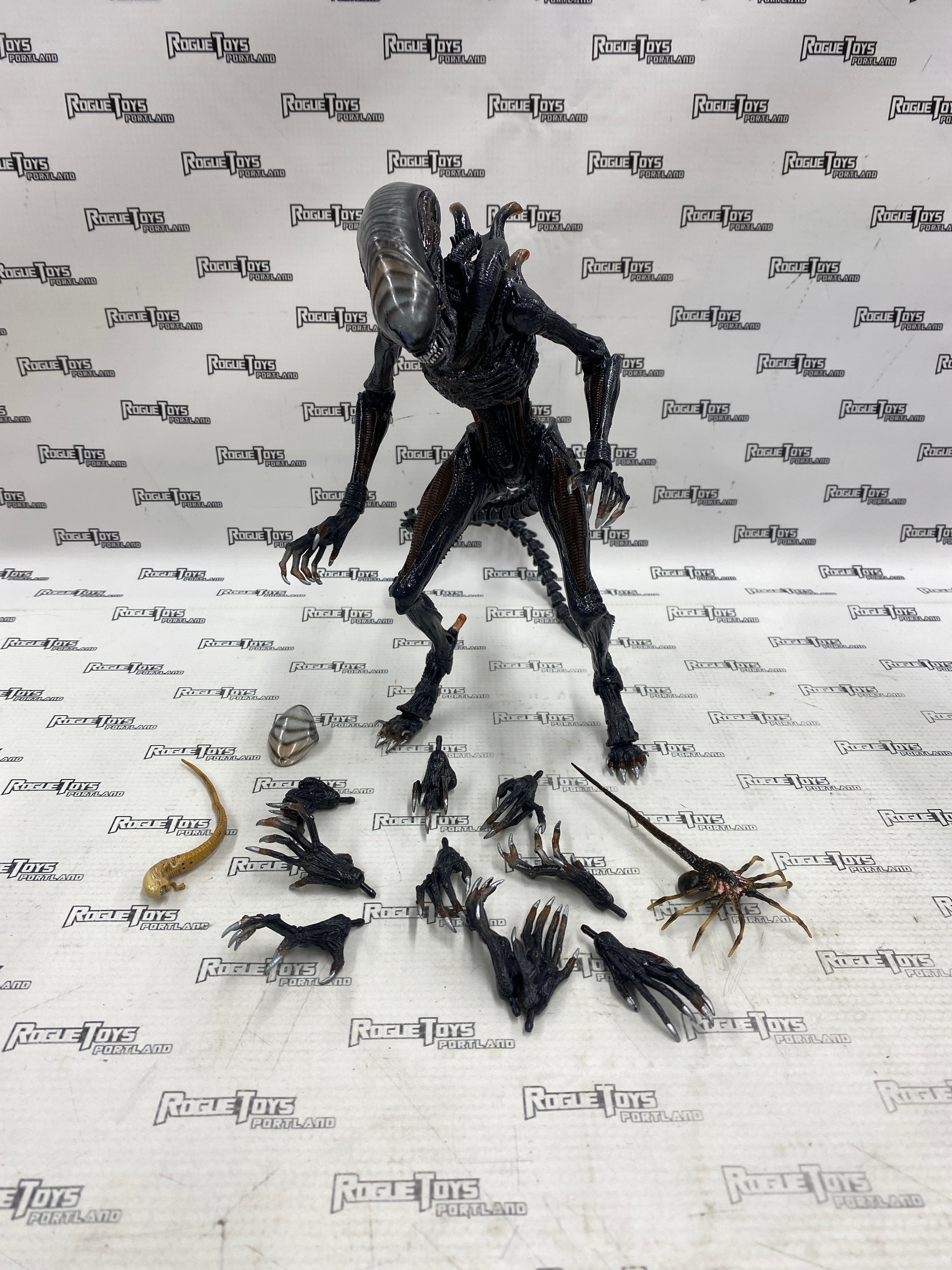 NECA Alien: Romulus Scorched Xenomorph (Broken Tail)