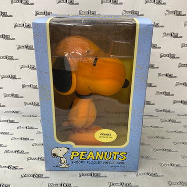 Dark Horse Deluxe Peanuts Snoopy Flocked Vinyl Figure (Orange Edition of 750)