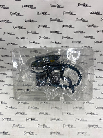 HIYA Toys Exquisite Mini AVP Battle Damage Alien Queen (Open Box)