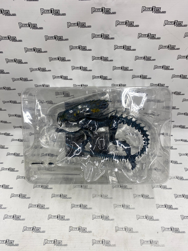HIYA Toys Exquisite Mini AVP Battle Damage Alien Queen (Open Box)
