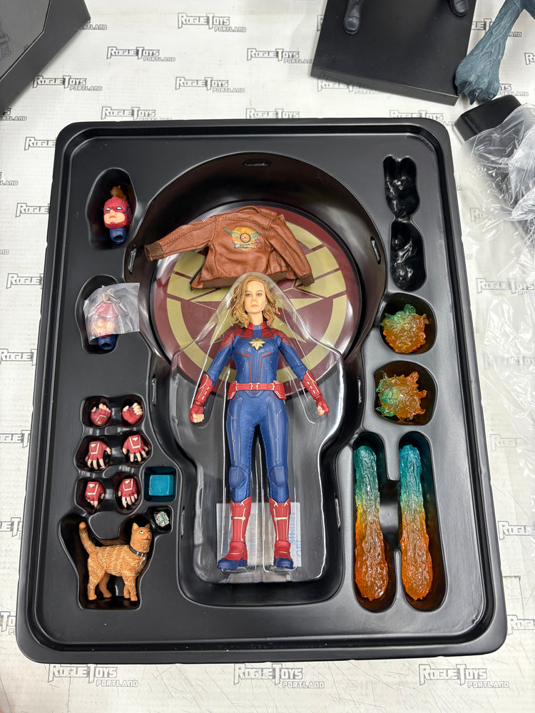 Mezco ONE:12 Marvel Captain Marvel Figure
