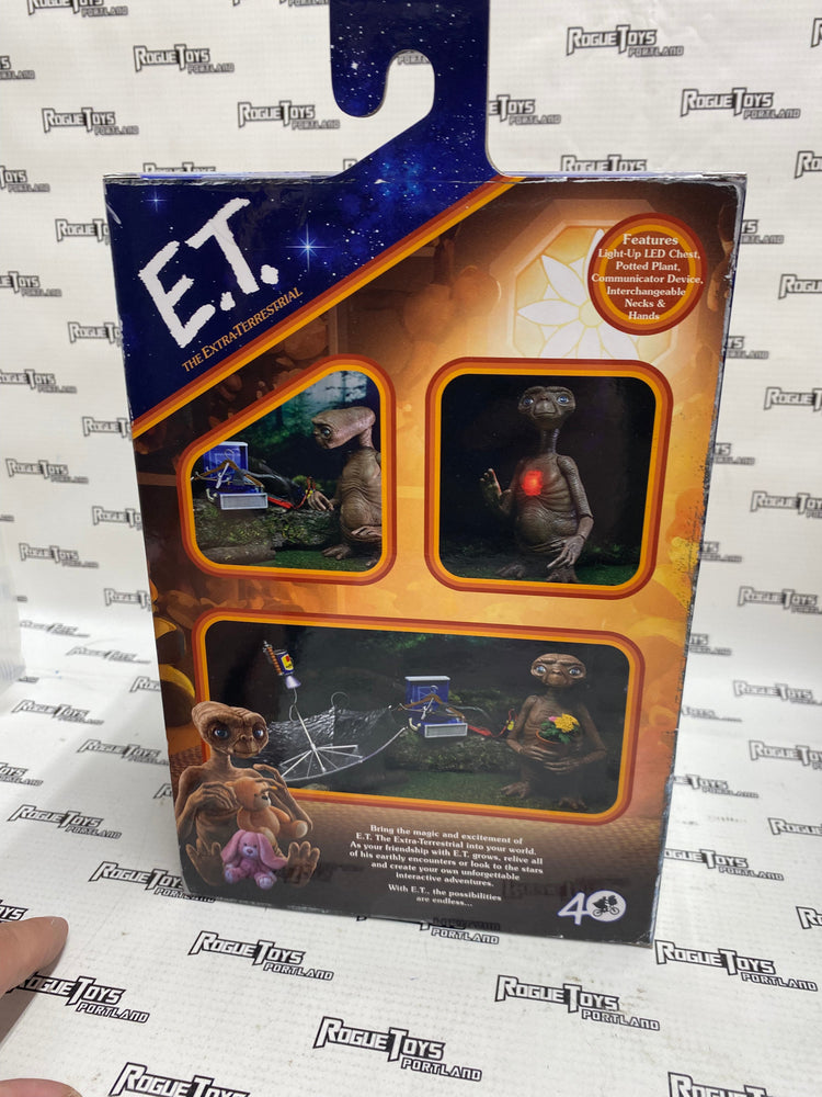 NECA Deluxe Ultimate E.T.