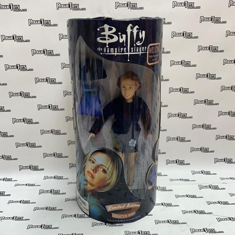 Diamond Select Buffy The Vampire Hunter Limited Edition Collector Series Willow with Backpack & Hat